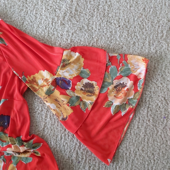 Womens bell sleeve floral top - Picture 3 of 3